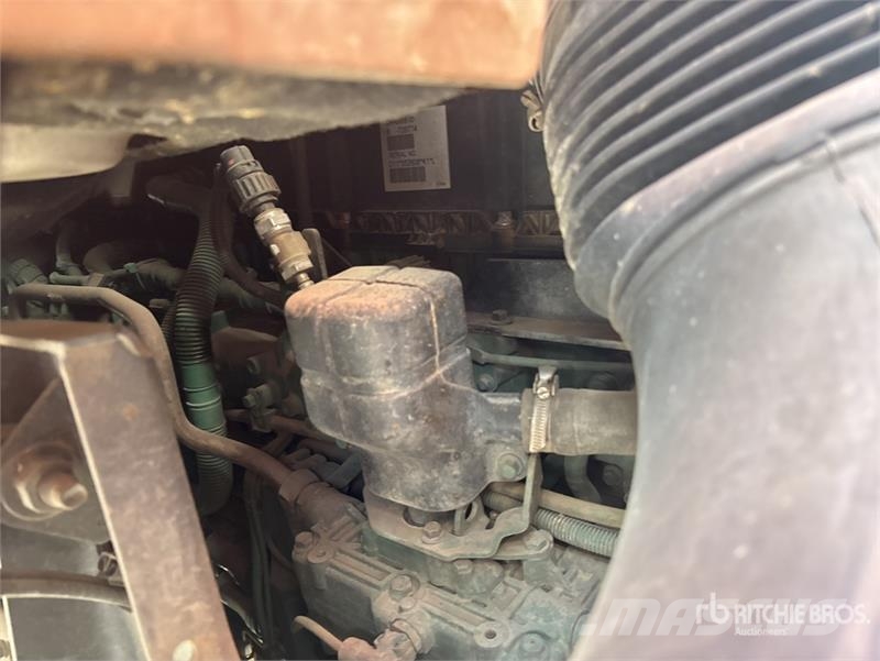 Volvo F120B.0.22 E-Active on Volvo FM 6x2 Dump Truck wit Camion plateau ridelle avec grue
