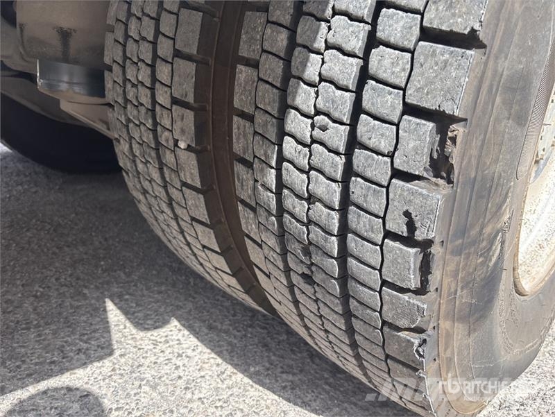 Volvo F120B.0.22 E-Active on Volvo FM 6x2 Dump Truck wit Camion plateau ridelle avec grue