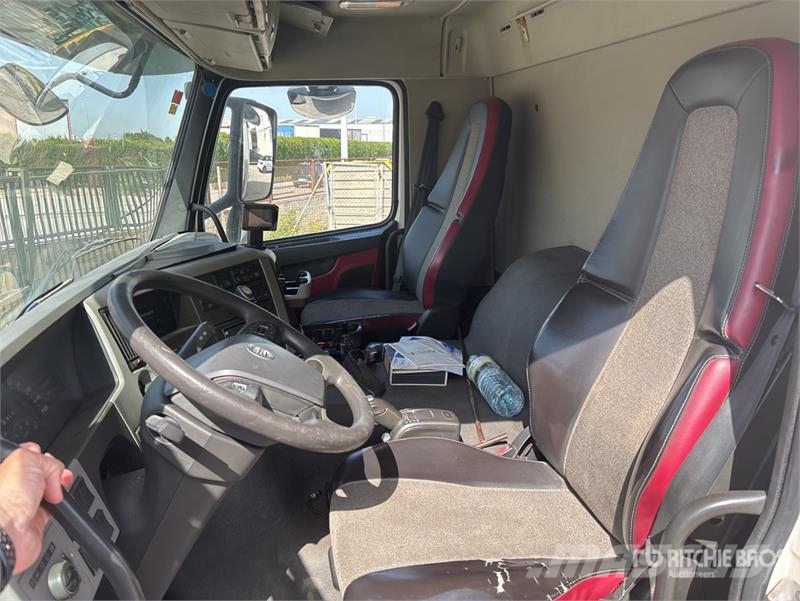 Volvo F120B.0.22 E-Active on Volvo FM 6x2 Dump Truck wit Camion plateau ridelle avec grue