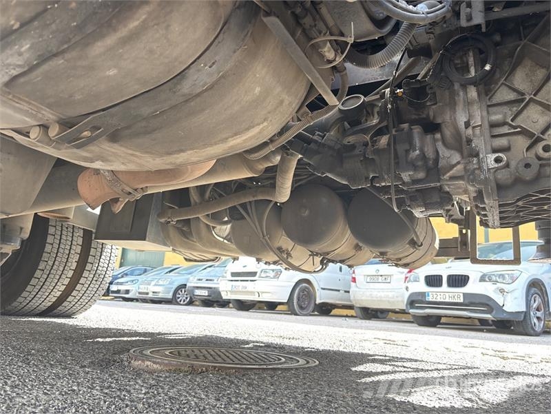 Volvo F120B.0.22 E-Active on Volvo FM 6x2 Dump Truck wit Camion plateau ridelle avec grue