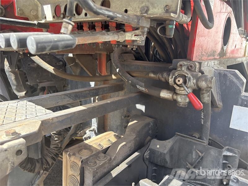 Volvo F120B.0.22 E-Active on Volvo FM 6x2 Dump Truck wit Camion plateau ridelle avec grue
