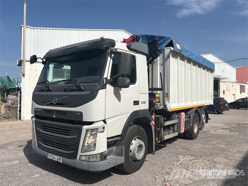 Volvo F120B.0.22 E-Active on Volvo FM 6x2 Dump Truck wit Camion plateau ridelle avec grue