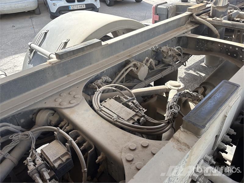 Volvo F120B.0.22 E-Active on Volvo FM 6x2 Dump Truck wit Camion plateau ridelle avec grue