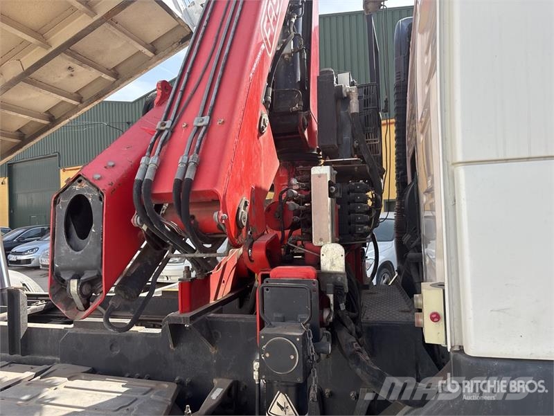 Volvo F120B.0.22 E-Active on Volvo FM 6x2 Dump Truck wit Camion plateau ridelle avec grue