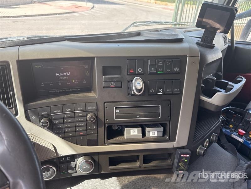Volvo F120B.0.22 E-Active on Volvo FM 6x2 Dump Truck wit Camion plateau ridelle avec grue