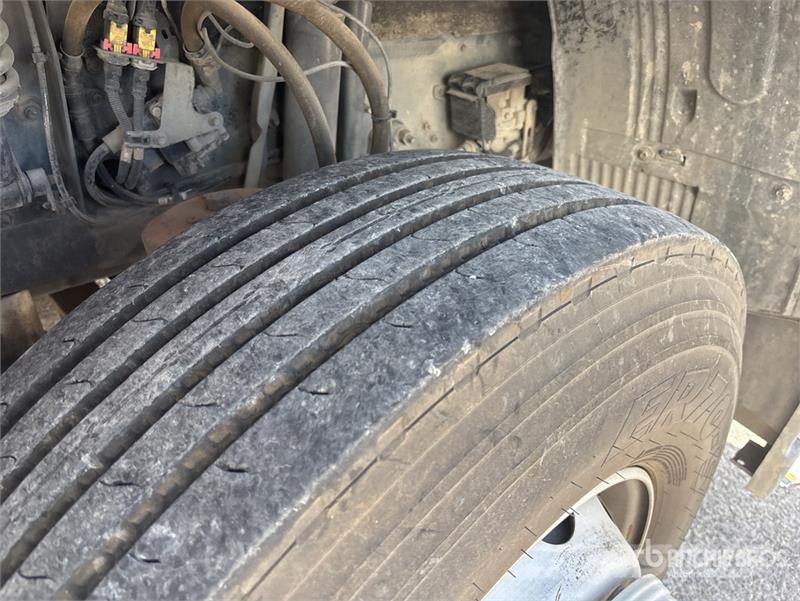Volvo F120B.0.22 E-Active on Volvo FM 6x2 Dump Truck wit Camion plateau ridelle avec grue
