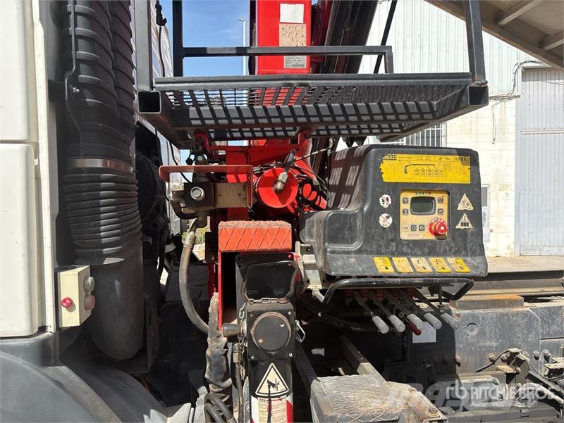 Volvo F120B.0.22 E-Active on Volvo FM 6x2 Dump Truck wit Camion plateau ridelle avec grue