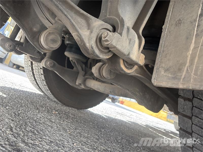 Volvo F120B.0.22 E-Active on Volvo FM 6x2 Dump Truck wit Camion plateau ridelle avec grue