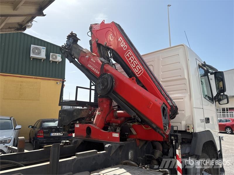 Volvo F120B.0.22 E-Active on Volvo FM 6x2 Dump Truck wit Camion plateau ridelle avec grue