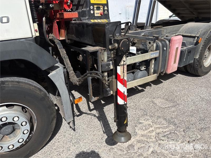 Volvo F120B.0.22 E-Active on Volvo FM 6x2 Dump Truck wit Camion plateau ridelle avec grue