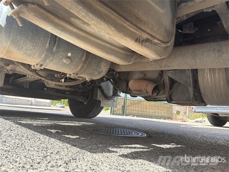 Volvo F120B.0.22 E-Active on Volvo FM 6x2 Dump Truck wit Camion plateau ridelle avec grue