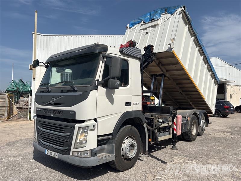 Volvo F120B.0.22 E-Active on Volvo FM 6x2 Dump Truck wit Camion plateau ridelle avec grue