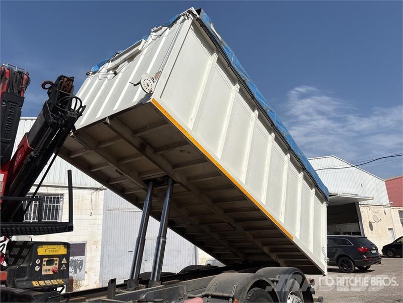 Volvo F120B.0.22 E-Active on Volvo FM 6x2 Dump Truck wit Camion plateau ridelle avec grue