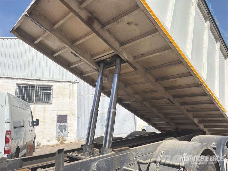 Volvo F120B.0.22 E-Active on Volvo FM 6x2 Dump Truck wit Camion plateau ridelle avec grue
