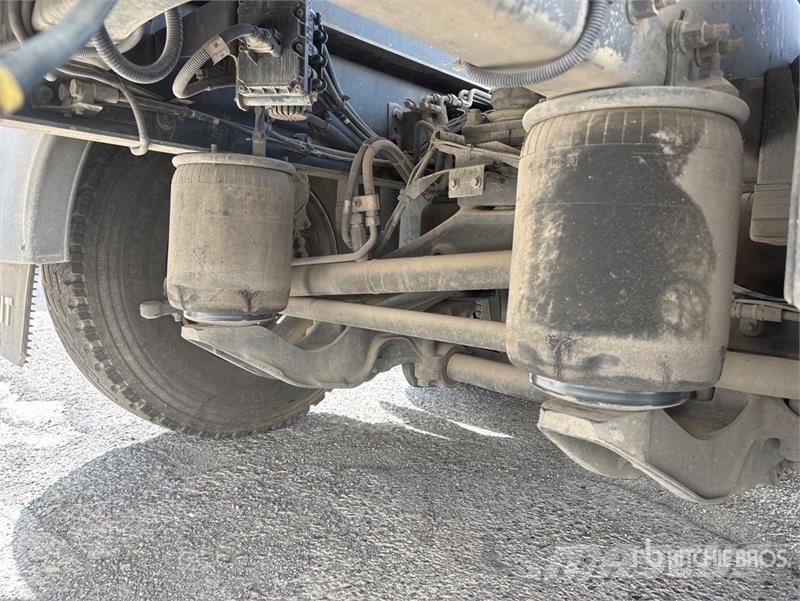 Volvo F120B.0.22 E-Active on Volvo FM 6x2 Dump Truck wit Camion plateau ridelle avec grue