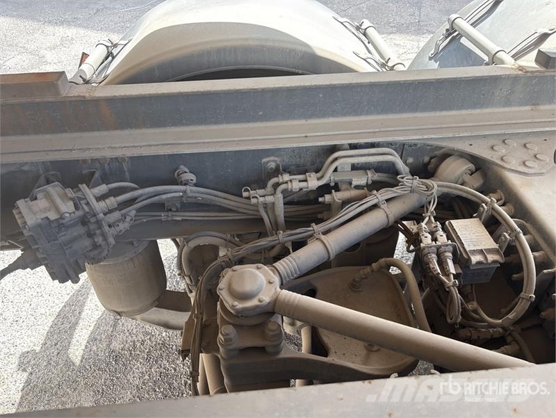 Volvo F120B.0.22 E-Active on Volvo FM 6x2 Dump Truck wit Camion plateau ridelle avec grue