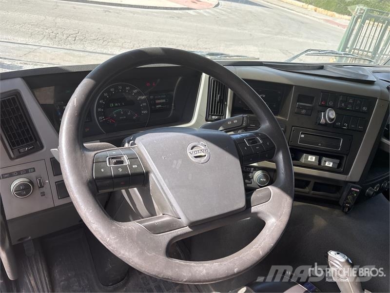 Volvo F120B.0.22 E-Active on Volvo FM 6x2 Dump Truck wit Camion plateau ridelle avec grue