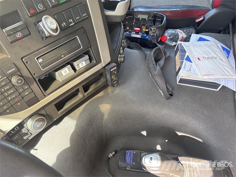 Volvo F120B.0.22 E-Active on Volvo FM 6x2 Dump Truck wit Camion plateau ridelle avec grue