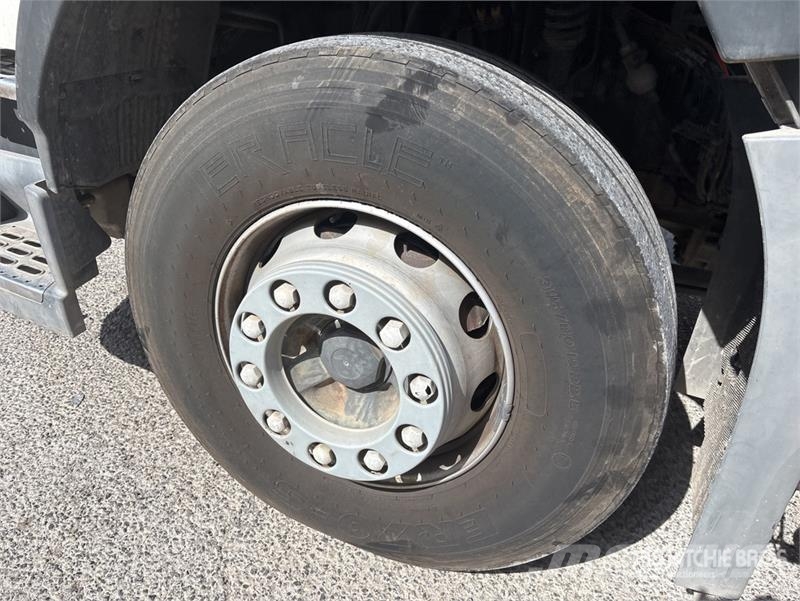 Volvo F120B.0.22 E-Active on Volvo FM 6x2 Dump Truck wit Camion plateau ridelle avec grue