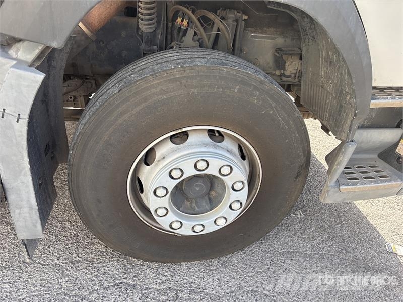 Volvo F120B.0.22 E-Active on Volvo FM 6x2 Dump Truck wit Camion plateau ridelle avec grue