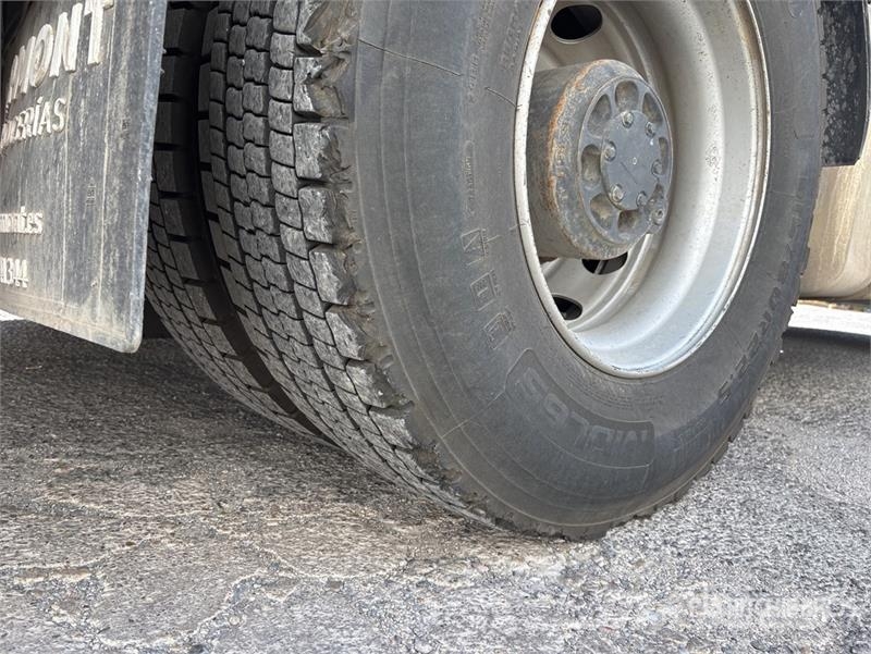Volvo F120B.0.22 E-Active on Volvo FM 6x2 Dump Truck wit Camion plateau ridelle avec grue