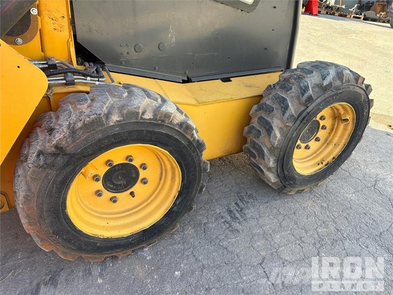 Volvo MC70C T4 Skid Steer Loader لوادر انزلاقية التوجيه