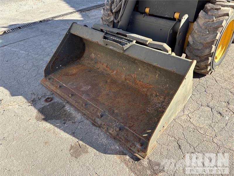 Volvo MC70C T4 Skid Steer Loader لوادر انزلاقية التوجيه