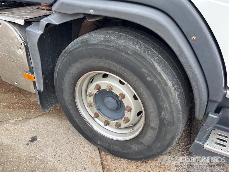 Volvo PK36002 on Volvo FM 64 B3 400 TR 6x4 Flatbed Truck Camion plateau ridelle avec grue
