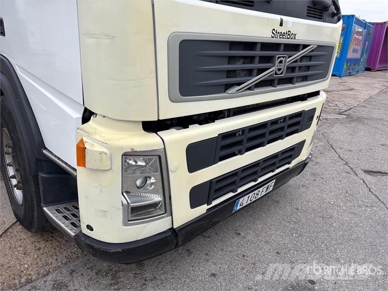 Volvo PK36002 on Volvo FM 64 B3 400 TR 6x4 Flatbed Truck Camion plateau ridelle avec grue