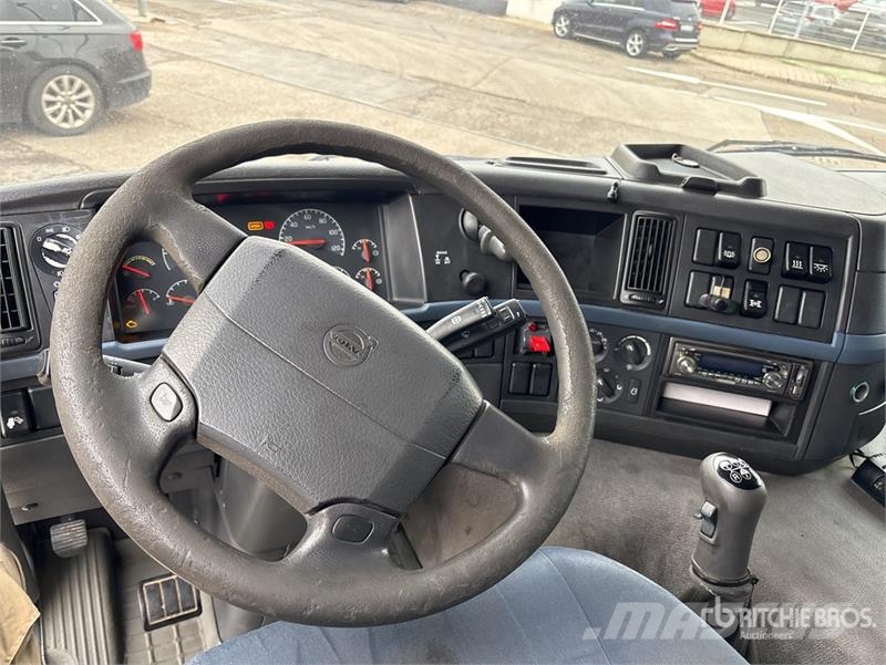 Volvo PK36002 on Volvo FM 64 B3 400 TR 6x4 Flatbed Truck Camion plateau ridelle avec grue
