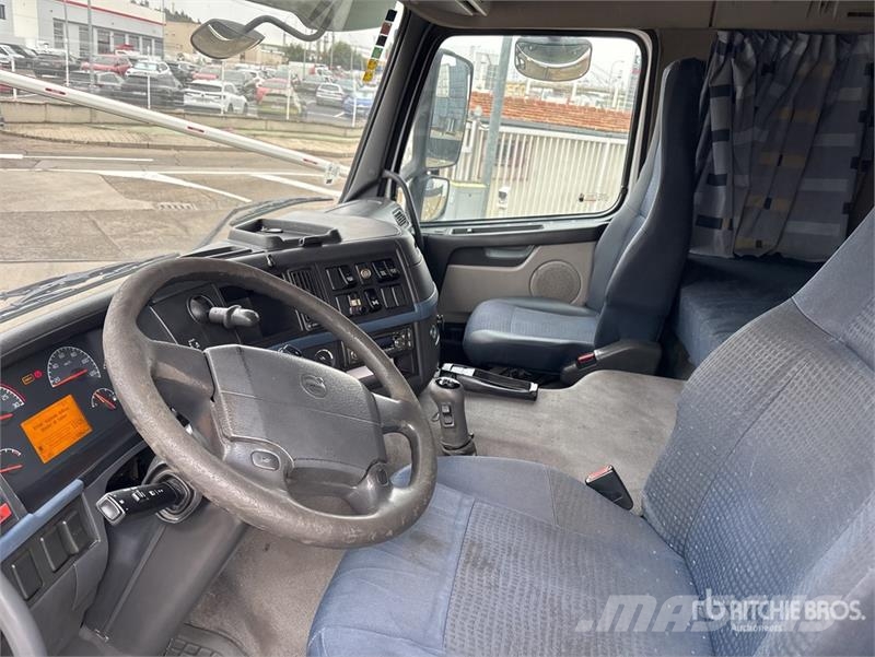Volvo PK36002 on Volvo FM 64 B3 400 TR 6x4 Flatbed Truck Camion plateau ridelle avec grue