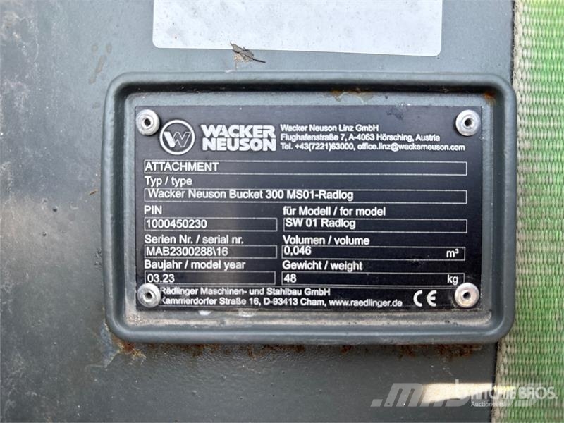 Wacker Neuson of (3) Wacker Neuson Excavator Buckets & (1) Lehnh مكونات أخرى