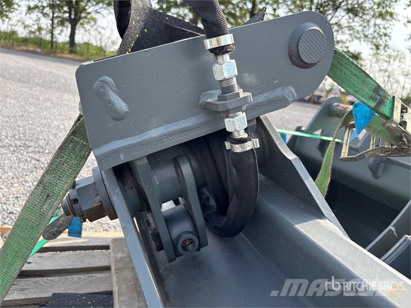 Wacker Neuson of (3) Wacker Neuson Excavator Buckets & (1) Lehnh مكونات أخرى
