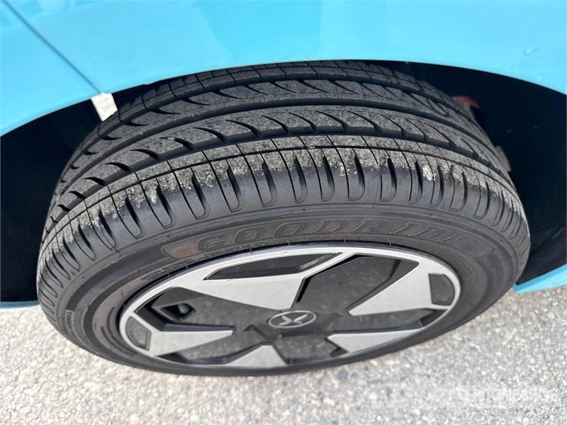 XEV Yoyo electric mini car, 2-seater Automobile Коли
