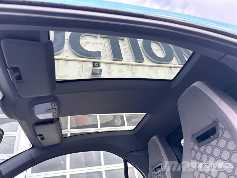 XEV Yoyo electric mini car, 2-seater Automobile Коли