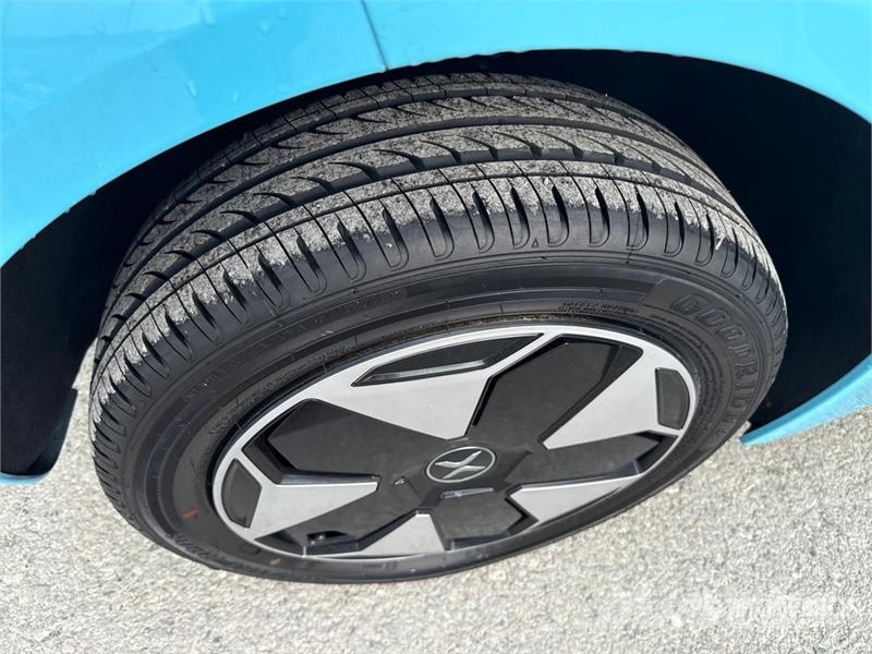XEV Yoyo electric mini car, 2-seater Automobile Коли