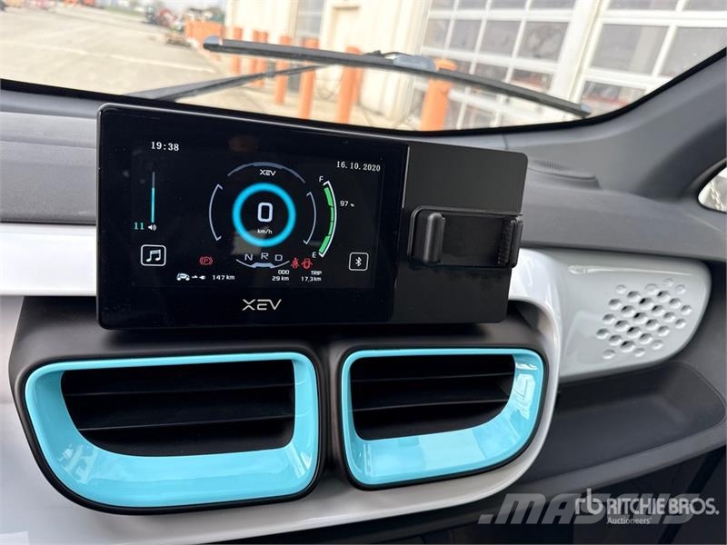 XEV Yoyo electric mini car, 2-seater Automobile Коли