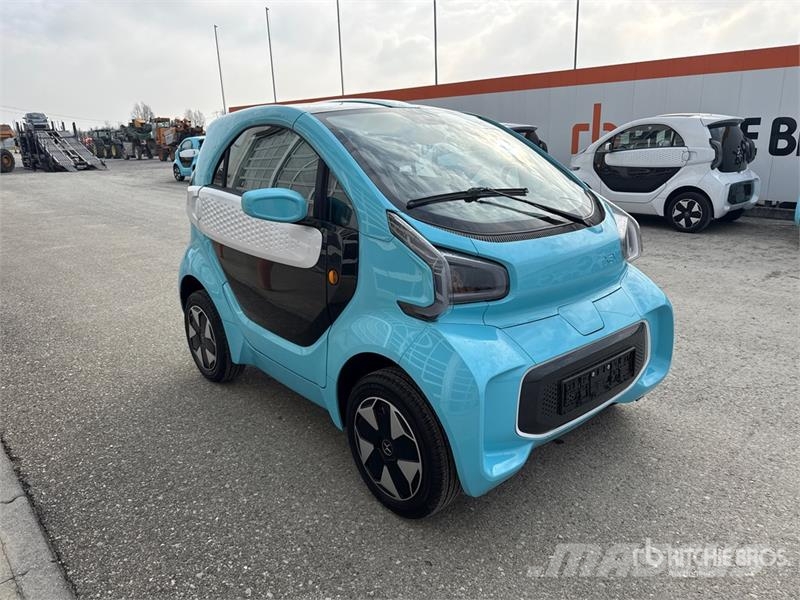 XEV Yoyo electric mini car, 2-seater Automobile Коли