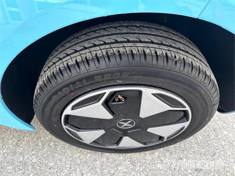 XEV Yoyo electric mini car, 2-seater Automobile Коли