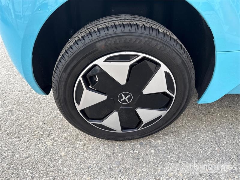 XEV Yoyo electric mini car, 2-seater Automobile Коли