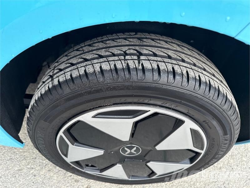 XEV Yoyo electric mini car, 2-seater Automobile Коли