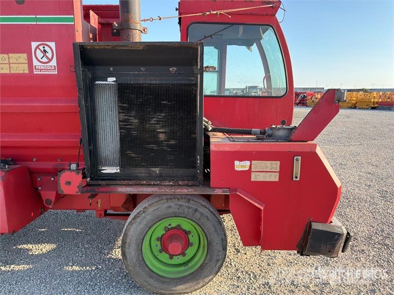 Zago KING 15 MD 4000 kg Feed Mixer Кормораздатчики