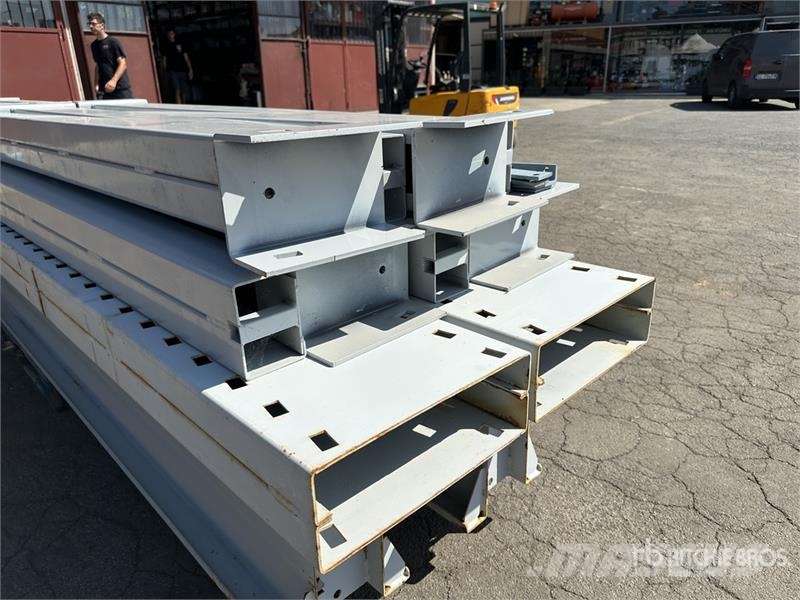 Zinc Heavy-Duty Pallet Scaffolding With Blue Beams Costruzioni - Altro