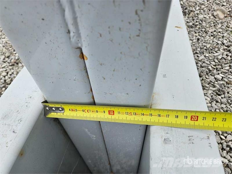 Zinc Heavy-Duty Pallet Scaffolding With Blue Beams Costruzioni - Altro