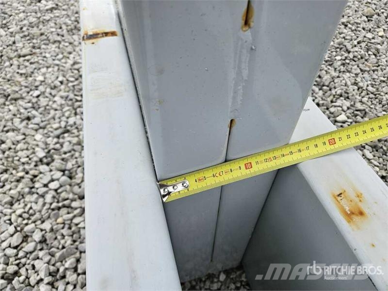 Zinc Heavy-Duty Pallet Scaffolding With Blue Beams Costruzioni - Altro