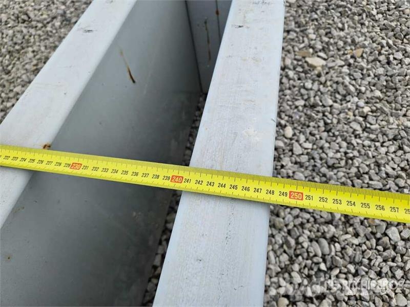 Zinc Heavy-Duty Pallet Scaffolding With Blue Beams Costruzioni - Altro