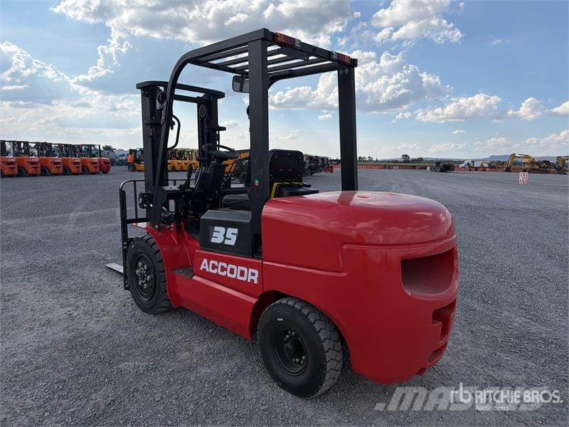  Accodr FD35W 7700 lb Pneumatic Tire Montacargas (S شاحنات ذات رافعات شوكية - أخرى