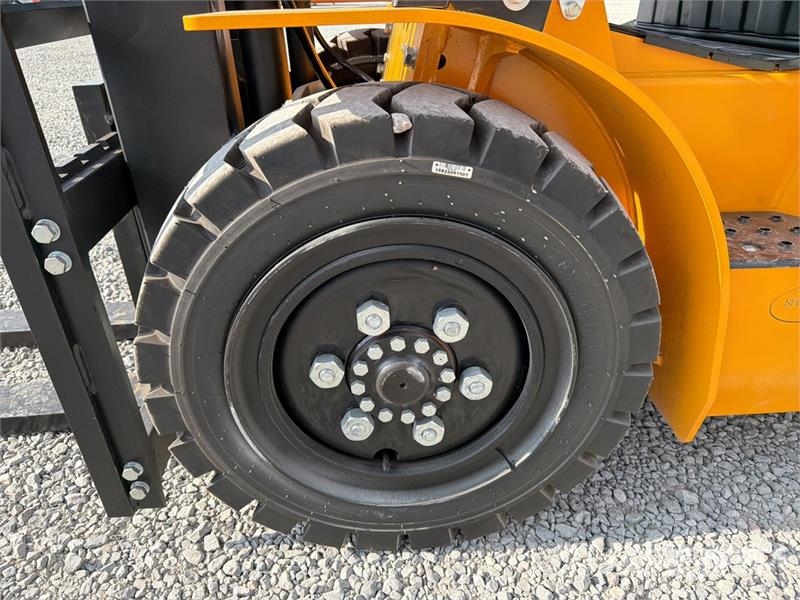 Accodr FD35W 7700 lb Pneumatic Tire Montacargas (S Targoncák-Egyéb