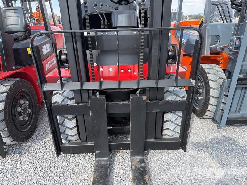  Accodr FD35W 7700 lb Pneumatic Tire Montacargas (S Autokrāvēji - citi