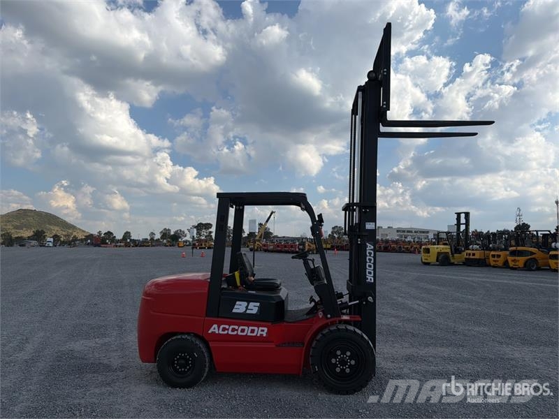  Accodr FD35W 7700 lb Pneumatic Tire Montacargas (S شاحنات ذات رافعات شوكية - أخرى